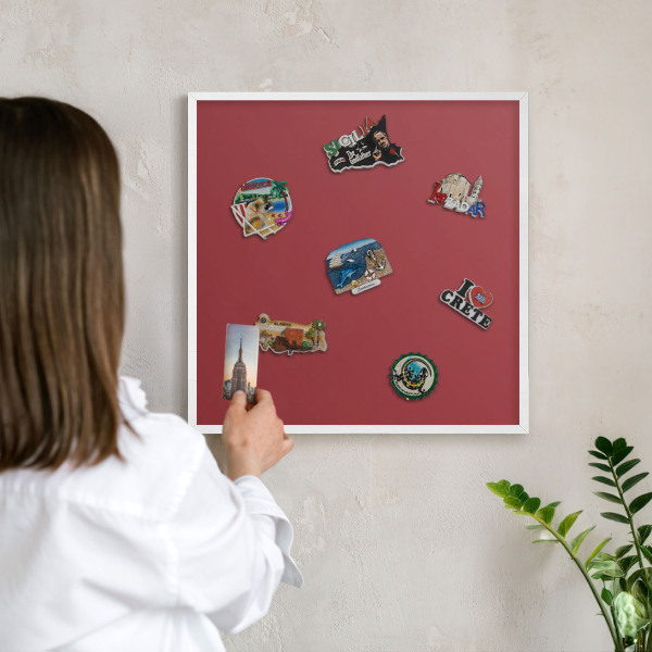 Magnettafel aus Metall für Souvenirs in weißem Rahmen Burgunderrote Farbe