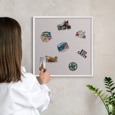 Wand-Magnettafel für Reisesouvenirs mit weißem Rahmen Aschgrau