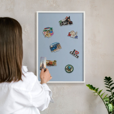 Wand-Magnettafel für Reisesouvenirs mit weißem Rahmen Pastellblau