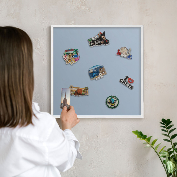 Wand-Magnettafel für Reisesouvenirs mit weißem Rahmen Pastellblau