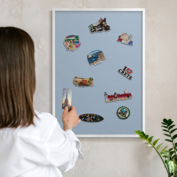 Wand-Magnettafel für Reisesouvenirs mit weißem Rahmen Pastellblau