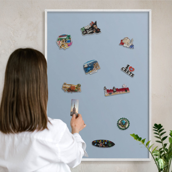 Wand-Magnettafel für Reisesouvenirs mit weißem Rahmen Pastellblau