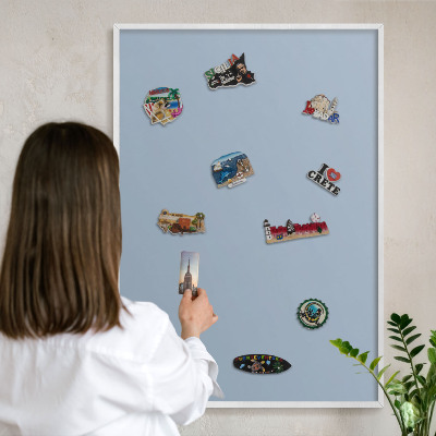 Wand-Magnettafel für Reisesouvenirs mit weißem Rahmen Pastellblau