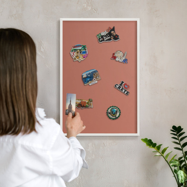 Wand-Magnettafel für Reisesouvenirs mit weißem Rahmen Ziegelfarbe