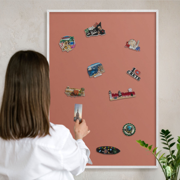 Wand-Magnettafel für Reisesouvenirs mit weißem Rahmen Ziegelfarbe