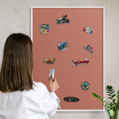 Wand-Magnettafel für Reisesouvenirs mit weißem Rahmen Ziegelfarbe