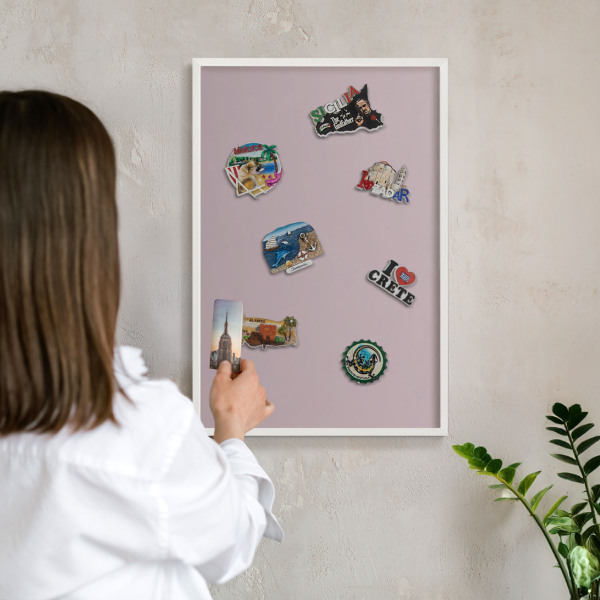 Wand-Magnettafel für Reisesouvenirs mit weißem Rahmen Pastelllila