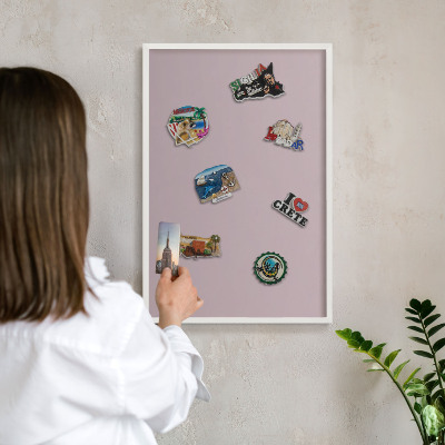 Wand-Magnettafel für Reisesouvenirs mit weißem Rahmen Pastelllila