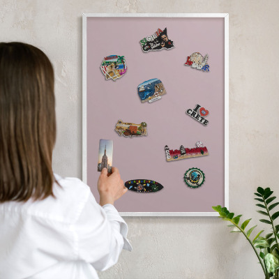 Wand-Magnettafel für Reisesouvenirs mit weißem Rahmen Pastelllila
