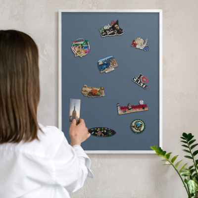 Magnettafel aus Metall für Souvenirs in weißem Rahmen Pastellblau