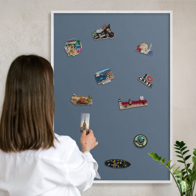 Magnettafel aus Metall für Souvenirs in weißem Rahmen Pastellblau