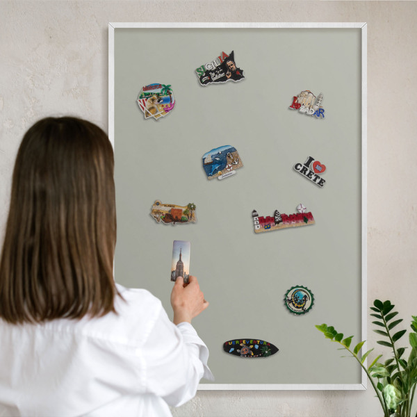 Magnettafel aus Metall für Souvenirs in weißem Rahmen Neutralgrau