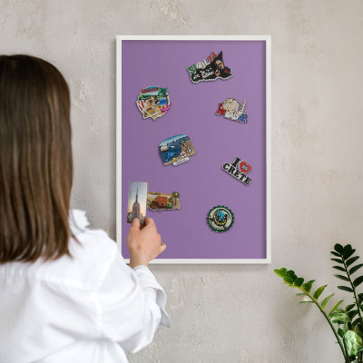 Wand-Magnettafel für Reisesouvenirs mit weißem Rahmen Violett