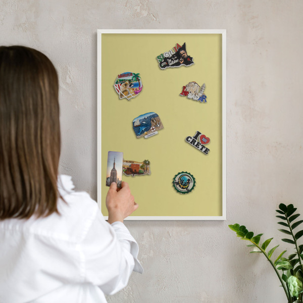Magnettafel aus Metall für Souvenirs in weißem Rahmen Heller Senf