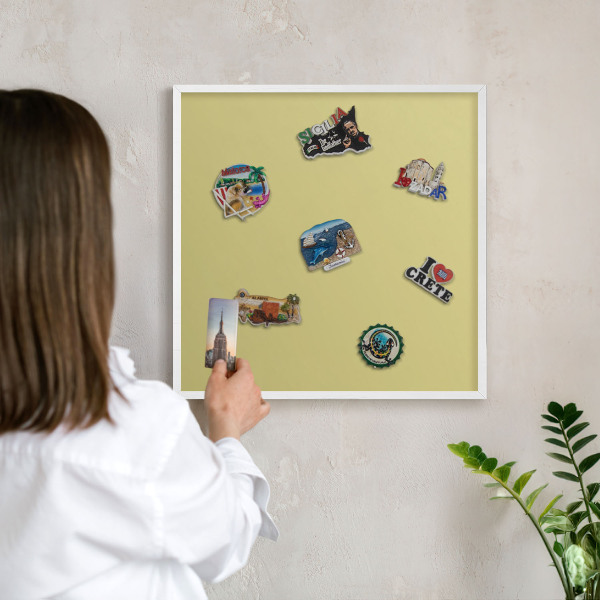 Magnettafel aus Metall für Souvenirs in weißem Rahmen Heller Senf