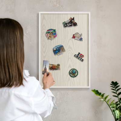 Wand-Magnettafel für Reisesouvenirs mit weißem Rahmen Holzringe