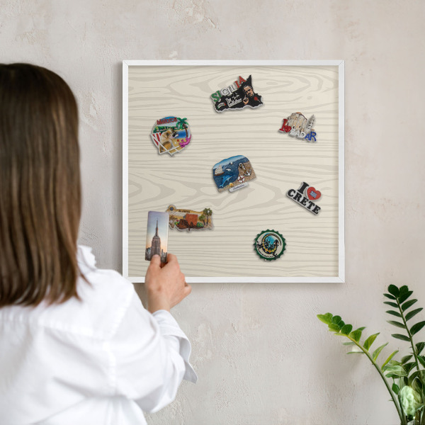 Wand-Magnettafel für Reisesouvenirs mit weißem Rahmen Holzringe