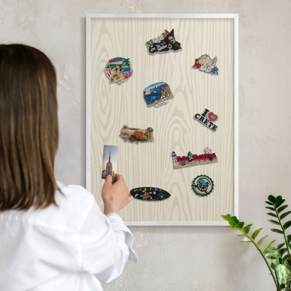 Wand-Magnettafel für Reisesouvenirs mit weißem Rahmen Holzringe