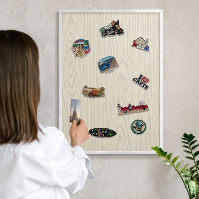 Wand-Magnettafel für Reisesouvenirs mit weißem Rahmen Holzringe