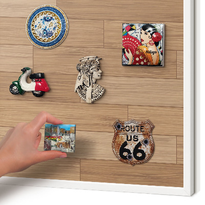 Magnettafel aus Metall für Souvenirs in weißem Rahmen Holzmuster
