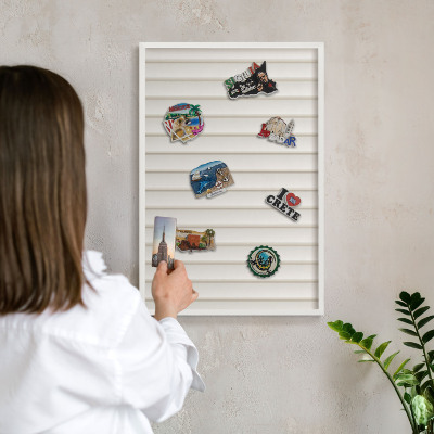 Wand-Magnettafel für Reisesouvenirs mit weißem Rahmen Vertikale Linien