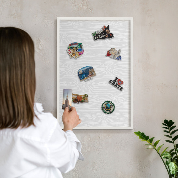 Wand-Magnettafel für Reisesouvenirs mit weißem Rahmen Holzmuster