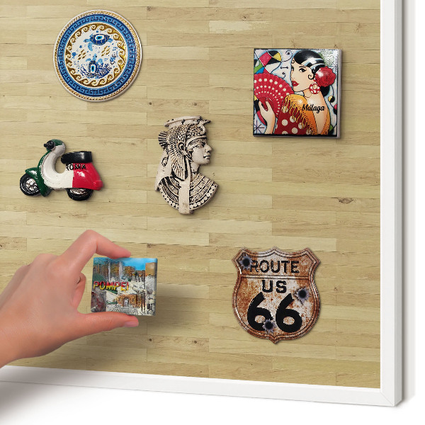 Magnettafel aus Metall für Souvenirs in weißem Rahmen Holzstruktur