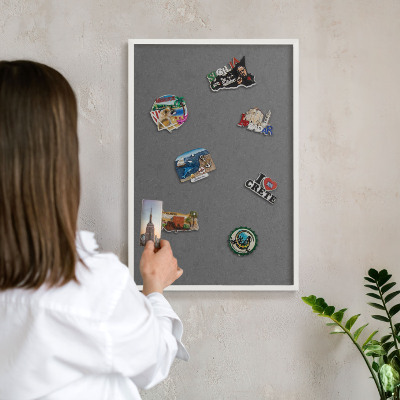 Magnettafel aus Metall für Souvenirs in weißem Rahmen Graue Textur