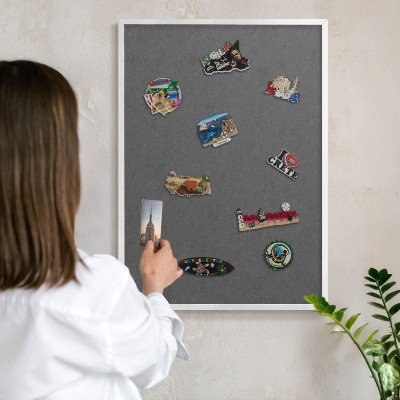 Magnettafel aus Metall für Souvenirs in weißem Rahmen Graue Textur