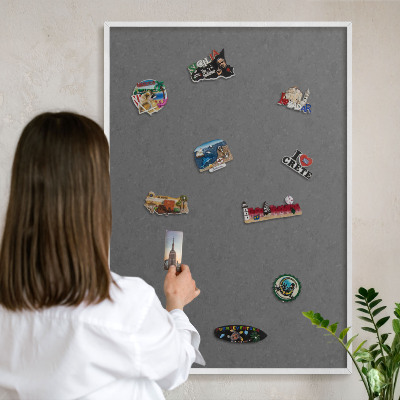 Magnettafel aus Metall für Souvenirs in weißem Rahmen Graue Textur