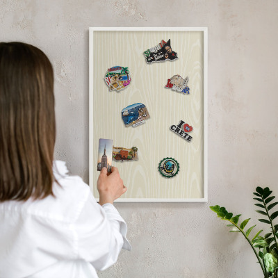 Wand-Magnettafel für Reisesouvenirs mit weißem Rahmen Beigefarbene Maserung