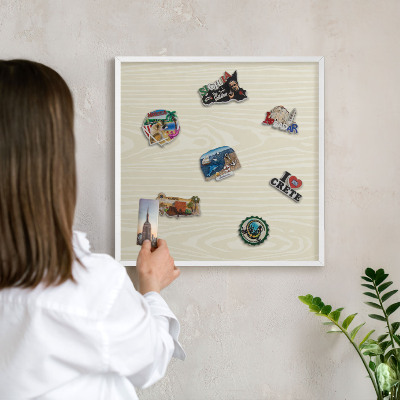 Wand-Magnettafel für Reisesouvenirs mit weißem Rahmen Beigefarbene Maserung
