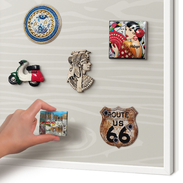 Magnettafel aus Metall für Souvenirs in weißem Rahmen Holzkonstruktion