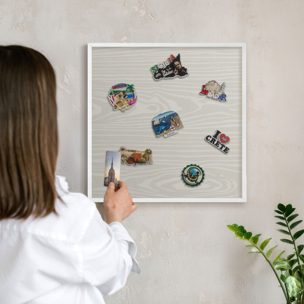 Magnettafel aus Metall für Souvenirs in weißem Rahmen Holzkonstruktion