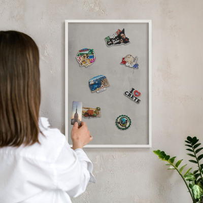 Wand-Magnettafel für Reisesouvenirs mit weißem Rahmen Grauer Hintergrund