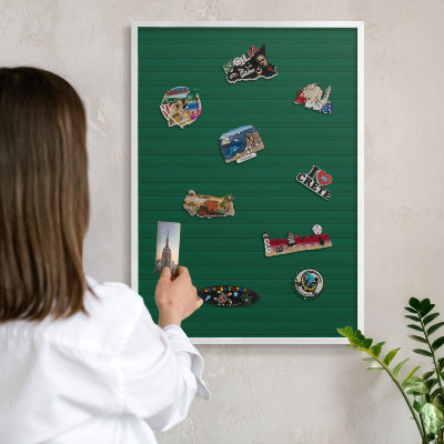 Wand-Magnettafel für Reisesouvenirs mit weißem Rahmen Grüne Streifen