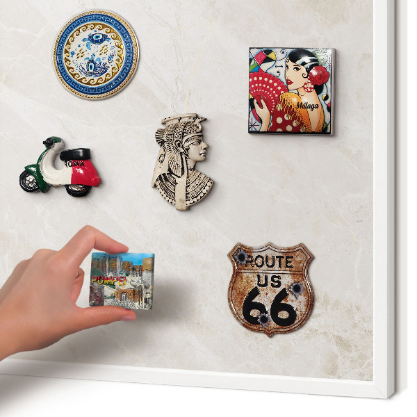 Magnettafel aus Metall für Souvenirs in weißem Rahmen Cremige Eleganz