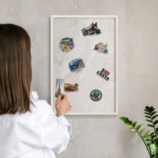 Magnettafel aus Metall für Souvenirs in weißem Rahmen Cremige Eleganz