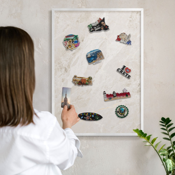 Magnettafel aus Metall für Souvenirs in weißem Rahmen Cremige Eleganz