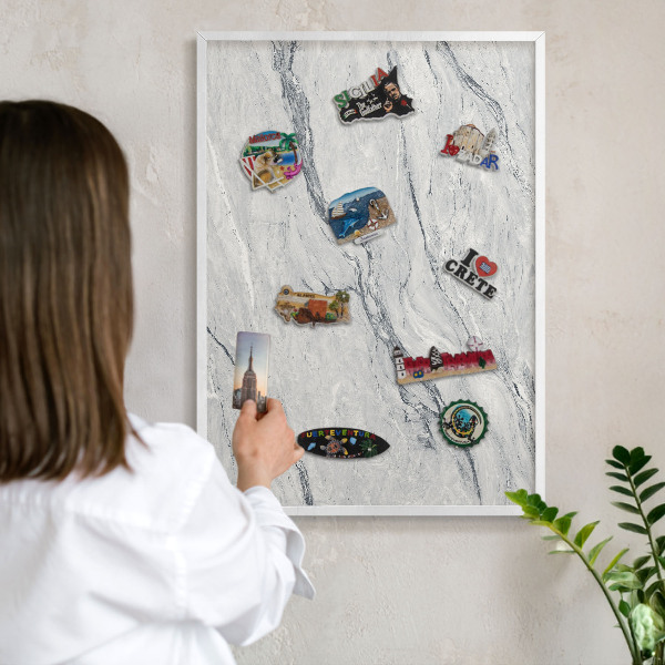 Wand-Magnettafel für Reisesouvenirs mit weißem Rahmen Graue Eleganz