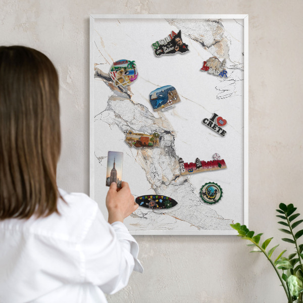 Magnettafel aus Metall für Souvenirs in weißem Rahmen Marmoroptik