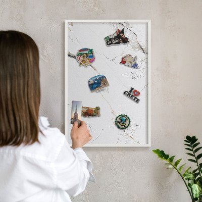 Wand-Magnettafel für Reisesouvenirs mit weißem Rahmen Moderne Eleganz