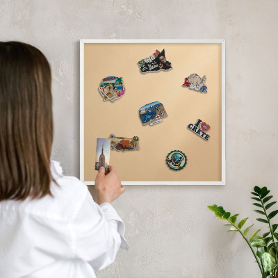 Magnettafel aus Metall für Souvenirs in weißem Rahmen Cremige Harmonie