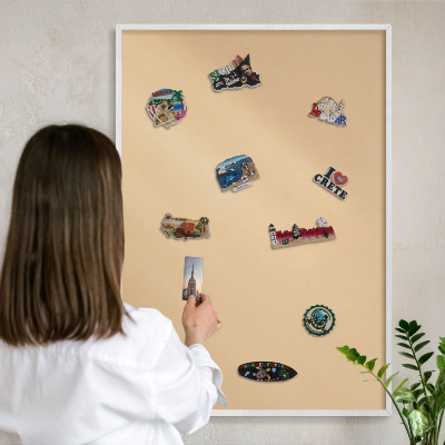 Magnettafel aus Metall für Souvenirs in weißem Rahmen Cremige Harmonie