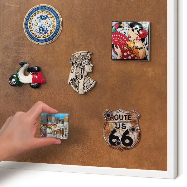 Magnettafel aus Metall für Souvenirs in weißem Rahmen Braune Textur