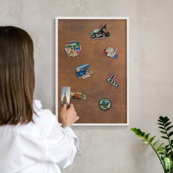 Magnettafel aus Metall für Souvenirs in weißem Rahmen Braune Textur
