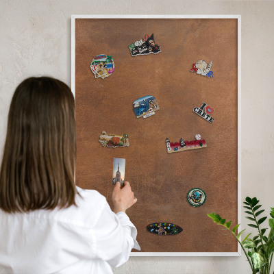 Magnettafel aus Metall für Souvenirs in weißem Rahmen Braune Textur