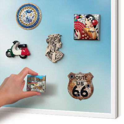 Magnettafel aus Metall für Souvenirs in weißem Rahmen Blauer Himmel