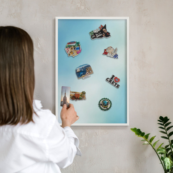 Magnettafel aus Metall für Souvenirs in weißem Rahmen Blauer Himmel