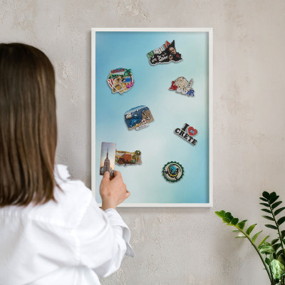 Magnettafel aus Metall für Souvenirs in weißem Rahmen Blauer Himmel